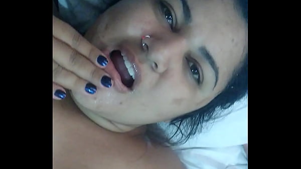 Mulher gordinha pelada mamando a pica do corno e do amigo dele