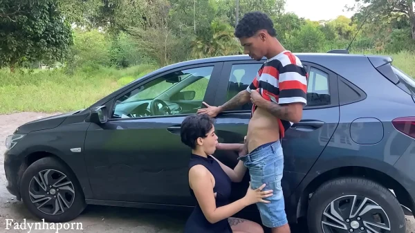 Novinha exibe o cu na rua e sente prazer com tesão